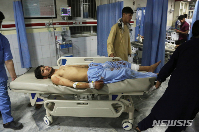 【카불(아프가니스탄)=AP/뉴시스】아프가니스탄 수도 카불의 한 병원 응급실에 전날 밤 결혼식장에서 일어난 자살폭탄테러로 부상한 한 남성이 치료를 기다리고 있다. 이날 테러로 최소 수십명이 죽거나 부상했다. 2019.8.18