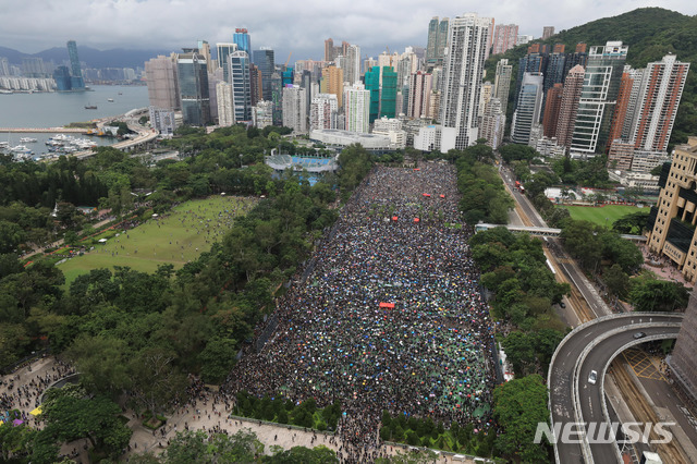 【홍콩=AP/뉴시스】18일(현지시간) 홍콩 빅토리아 공원에서 송환법 반대 및 경찰의 강경 진압 규탄 대규모 집회가 열려 시위대가 공원을 메우고 있다. 2019.08.18.