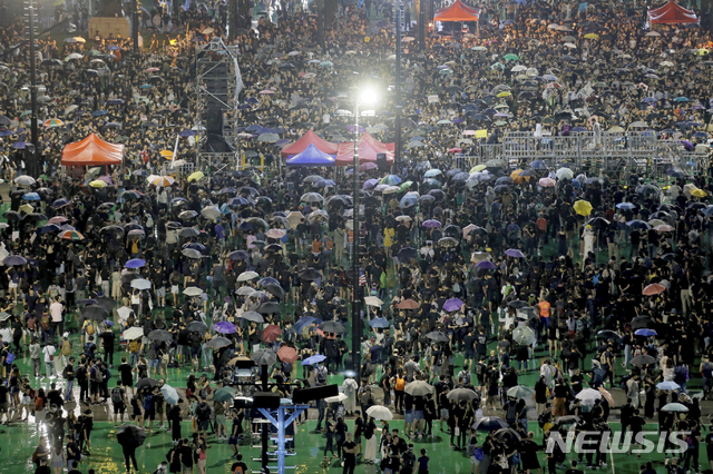 【홍콩=AP/뉴시스】 18일 홍콩 빅토리아 공원에서 시민들이 모여들고 있다. 폭우 속에서도 시민들은 차분하게 우산을 들고 시위를 이어가는 모습이다. 2019.8.19.