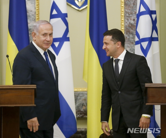 【키예프( 우크라이나)=AP/뉴시스】 네타냐후 이스라엘 총리(왼쪽)와 보로디미르 젤렌스키 우크라이나 대통령이 19일(현지시간) 회담 후 기자회견을 마치고 인사하고 있다. 