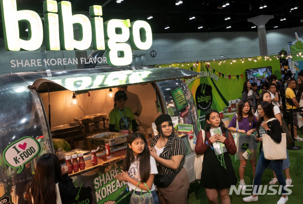 【서울=뉴시스】CJ제일제당이 ‘케이콘 2019 LA’에서 운영한 ‘테이스트 비비고(Taste  bibigo)’ 부스에 미국 현지인들이 한식을 맛보고 있다. 
