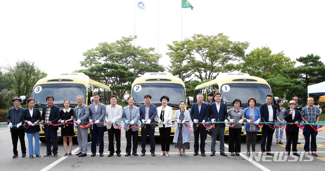 【하동=뉴시스】경남 하동군은 20일 군청광장에서 '복지행복버스' 시승식을 개최했다. (사진=하동군 제공) 2019.08.20. kyk@newsis.com