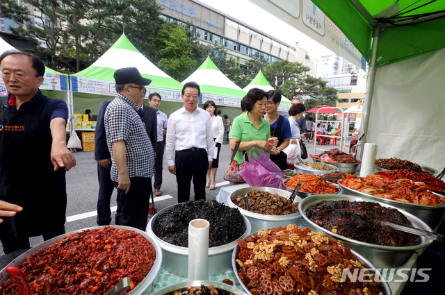 【서울=뉴시스】 강남구 추석맞이 직거래장터. 2019.08.20. (사진=강남구 제공)