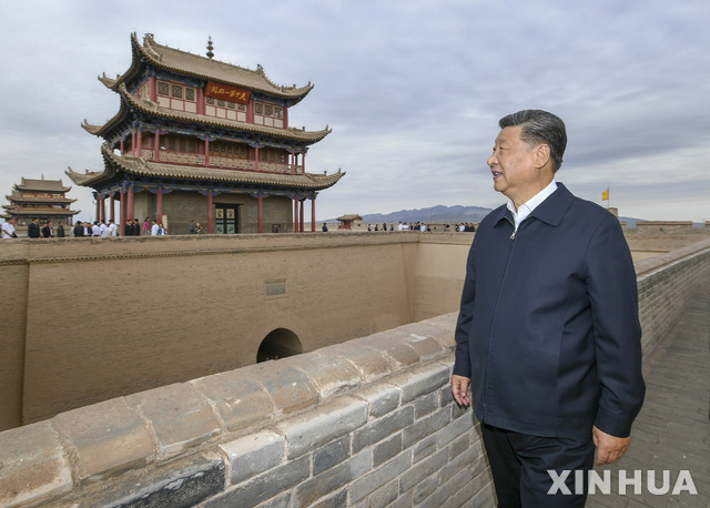【지아위관(중 간쑤성)=신화/뉴시스】시진핑 중국 국가주석이 지난달 20일(현지시간) 중국 간쑤성 지아위관시를 방문해 만리장성의 서쪽 끝 성루에 올라 현장을 살피고 있다.  2019.09.12