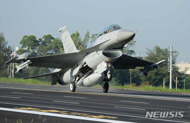 【치아이=AP/뉴시스】2014년 9월16일(현지시간) 대만 중부 치아이에서 열린 연례 한쾅 군사훈련 중 대만 공군 F-16 제트기가 고속도로에 착륙하는 모습. 2019.08.21.