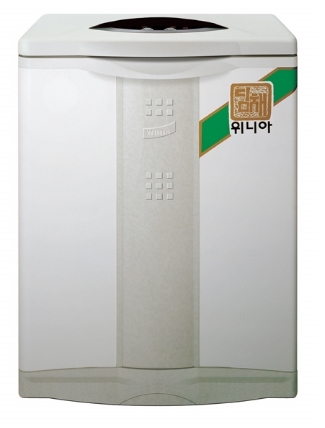 【서울=뉴시스】1995년 출시된 최초의 김치냉장고 '딤채'. 사진 위니아딤채 
