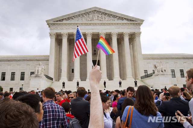 【워싱턴=AP/뉴시스】지난 2015년 6월26일 워싱턴의 대법원 앞에서 동성결혼을 인정하는 대법원 판결을 환영하는 축하 집회가 열리고 있다. 미국 젊은이들은 20여년 전 젊은이들과 비교해 애국심이나 종교, 자녀를 낳는 것 등을 덜 중요하게 생각하고 있는 것으로 월 스트리트 저널(WSJ)과 NBC의 공동여론조사 결과 나타났다고 WSJ이 25일(현지시간) 보도했다. 이는 미국인들이 미국을 특징짓는 것이라고 생각하는 가치관의 변화를 보여주는 것이라고 WSJ는 말했다. 2019.8.26