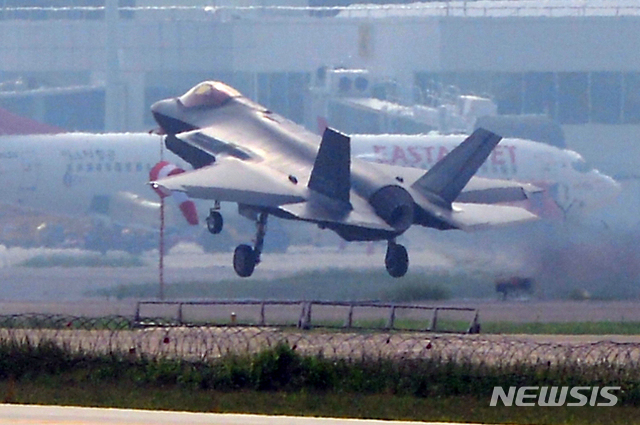 【청주=뉴시스】 인진연 기자 = 공군 F-35A 스텔스 전투기가 합동 훈련을 마친 뒤 활주로에 착륙하고 있다. 2019.08.22 inphoto@newsis.com