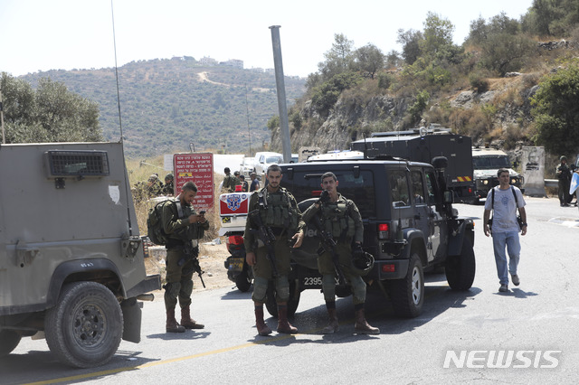 【서안=AP/뉴시스】이스라엘 군인들이 23일 요르단 서안지구 인근 돌레브 정착촌에서 경계를 서고 있다. 이날 이 지역에선 폭발이 발생해 이스라엘인 3명이 중상을 입었다. 2019.08.23.