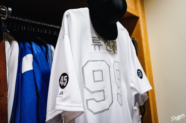 【서울=뉴시스】 LA 다저스 구단이 24일(한국시간) 플레이어스 위크엔드 행사에서 류현진이 입을 유니폼을 공개했다. 류현진의 이름이 한글로 새겨져 있다. (사진=LA 다저스 구단 트위터)