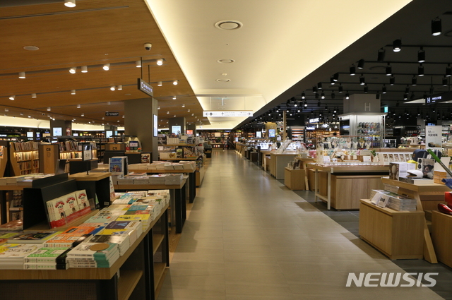 올해도 에세이가 대세···가장 많이 팔린 책, 김영하 '여행의 이유'