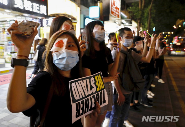 홍콩 反송환법 시위대, 60㎞ '인간 띠' 만들어 지지 호소 