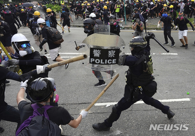 【홍콩=AP/뉴시스】24일(현지시간) 홍콩 거리에서 시위대와 경찰이 충돌하고 있다. 시위대는 쿤통 등지에서 바리케이드를 치고 경찰과 대치했고, 경찰은 시위대를 향해 최루탄을 쏘며 진압을 시도했다.홍콩 중고생들은 정부가 시위대의 요구 조건을 수용하지 않을 경우 2주 동안 수업을 거부한다고 밝혔다. 2019.08.25.