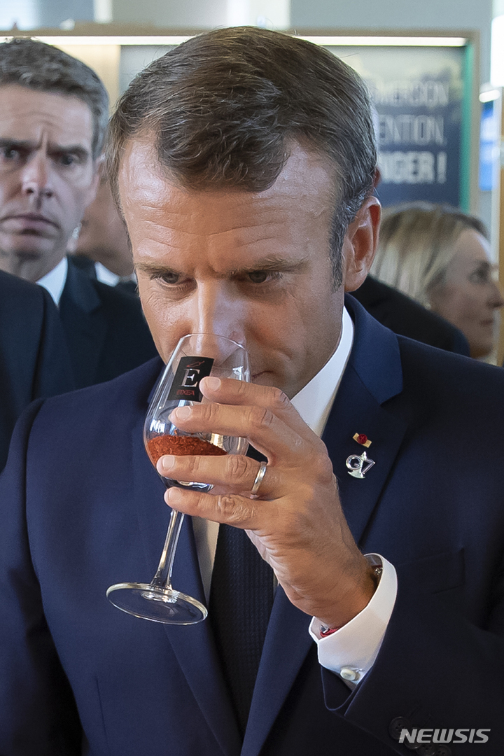 [앙글레트(프랑스)=AP/뉴시스] 2019년 8월24일(현지시간) 프랑스 남부 앙글레트에서 열린 G7 정상회의 행사장에서 지역 생산 와인 샘플을 시음하는 에마뉘엘 마크롱 대통령. 2021.12.08 