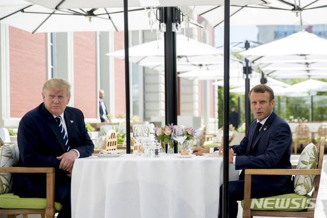 【비아리츠=AP/뉴시스】주요7개국(G7) 정상외의 참석차 프랑스 비아리츠를 방문한 도널드 트럼프 미국 대통령(왼쪽)과 에마뉘엘 마크롱 프랑스 대통령이 24일(현지시간) 현지의 한 호텔에서 오찬을 하고 있다. 2019.08.25.
