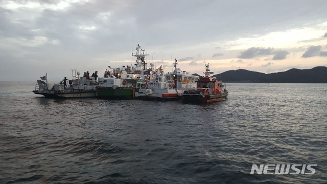 25일 오전 군산 선유도 앞바다에서 해경이 침수 낚싯배에서 구조 작업을 하고 있다. (사진=군산해경 제공)
