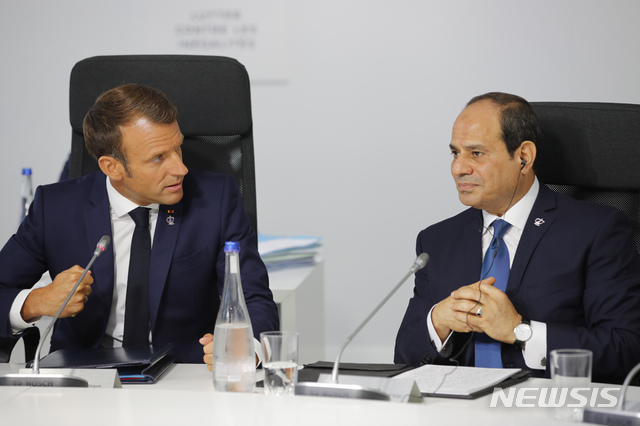 [파리= AP/뉴시스]지난 해 8월 25일 파리 G7회의에서 회담하는 에마뉘엘 마크롱 프랑스 대통령과 압델파타 엘시시 이집트 대통령 . 두 나라는 정기적으로 해상 및 공군 합동훈련을 실시하고 있다.  