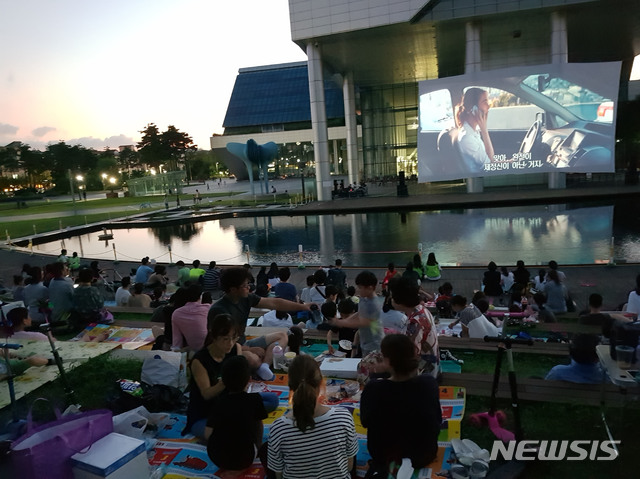  성남시청 노천극장에서 시민들이 영화를 관람하고 있다. (사진제공=성남시)