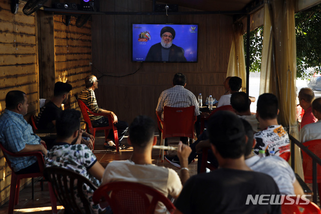 【베이루트(레바논)=AP/뉴시스】베이루트 시민들이 25일 베이루트의 한 커피숍에서 하산 나스랄라 헤즈볼라 지도자의 연설을 TV를 통해 지켜보고 있다. 2019.8.26
