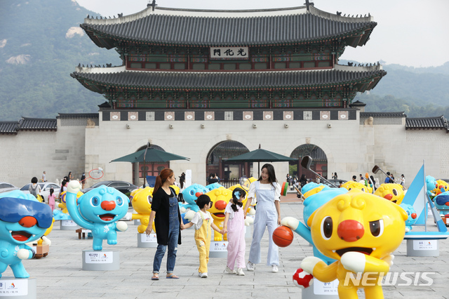 【서울=뉴시스】 이윤청 기자 = 26일 서울 종로구 광화문 북측광장에서 열린 제100회 전국체육대회 및 제39회 전국장애인체육대회 마스코트 전시회에서 시민들이 해띠·해온 마스코트를 관람하고 있다. 이 전시에는 전국체육대회 47개 종목 중 근대5종, 철인3종을 제외한 45개 종목, 전국장애인체육대회 30개 종목 중 파라트라이애슬론을 제외한 29개 종목, 총 74개 종목별 마스코트가 전시된다. 2019.08.26. radiohead@newsis.com