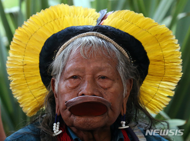 [비다=AP/뉴시스] 브라질 아마존 원주민 사이에서도 신종 코로나바이러스 감염증(코로나19) 공포가 커지고 있다. 아랫입술에 나무 접시를 끼운 채 생활하는 것으로 유명한 카야포족은 이날 두 명의 신규 사망자가 나왔다고 발표했다. 사진은 카야포족을 이끄는 라오니 메투크티레가 지난 2019년 프랑스 비다에서 열린 주요 7개국(G7) 행사에 참석한 모습. 2020.5.28.