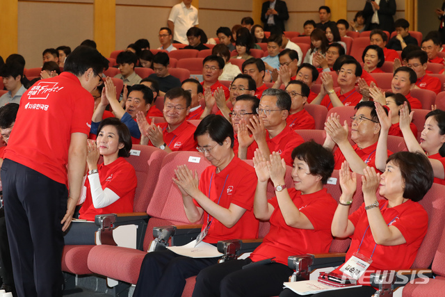 【용인=뉴시스】고승민 기자 = 27일 경기 용인시 중소기업인력개발원에서 열린 '2019 자유한국당 국회의원 연찬회'에서 황교안 대표가 인사말을 마친 뒤 인사를 하고 있다. 2019.08.27. kkssmm99@newsis.com