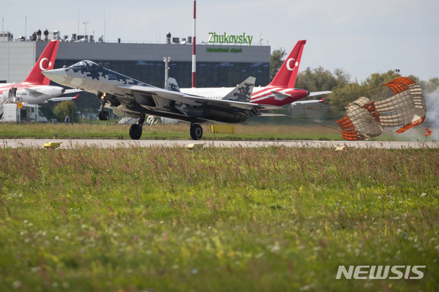 [모스크바= AP/뉴시스] 러시아의 모스크바 교외의 주코프스키에서 열린 지난 해 8월27일의 MAKS-2019국제항공우주쇼에 선보인 러시아 공군의 수호이 Su-57 전투기.  뒤에 터키 대통령이 파견한 비행기가 보인다.