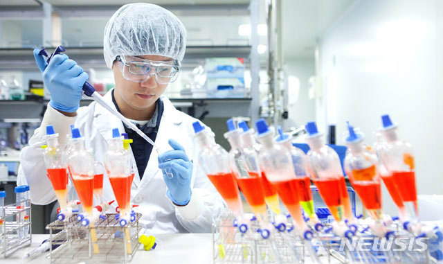 【서울=뉴시스】SK바이오사이언스 연구원이 세포배양 백신 생산을 위한 연구를 진행하고 있다. 