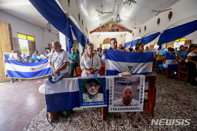 【마사야( 니카라과)= AP/뉴시스】니카라과의 정치범으로 투옥된 수감인 가족들이 지난 8월 28일 마사야에서 이들의 석방을 요구하며 합동미사를 열고 있다.  