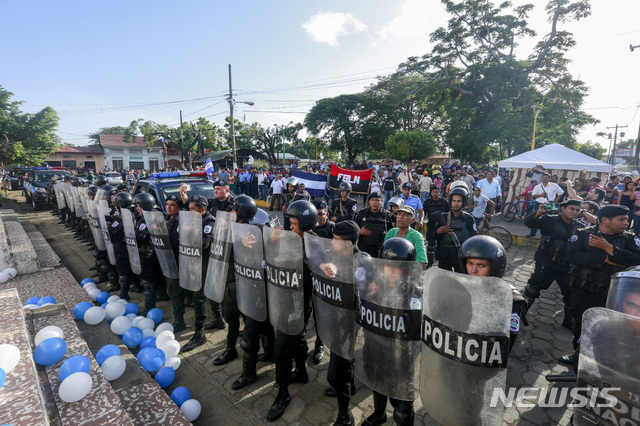 【마사야( 니카라과)= AP/뉴시스】구속자 가족들이 이들의 석방을 요구하는 미사를 열고 있는 교회를 봉쇄한 시위진압경찰.   