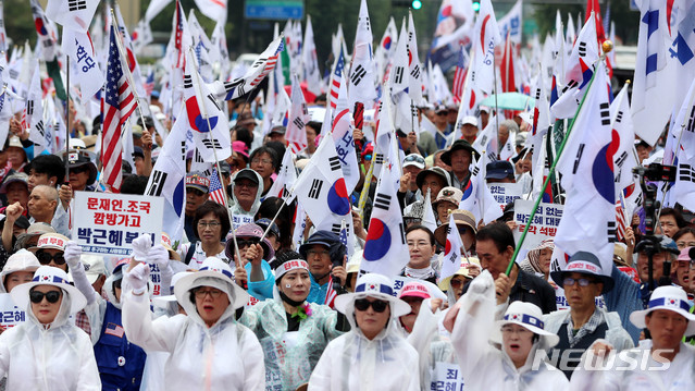 【서울=뉴시스】추상철 기자 ='국정농단 사건'에 대한 대법원의 선고일인 29일 오후 서울 서초구 대법원 앞에서 우리공화당을 비롯한 보수단체 회원들이 박근혜 전 대통령 석방 등을 촉구하는 집회를 하고 있다. 2019.08.29. scchoo@newsis.com