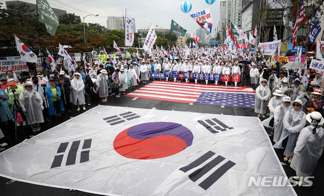 【서울=뉴시스】추상철 기자 ='국정농단 사건'에 대한 대법원의 선고일인 29일 오후 서울 서초구 대법원 앞에서 우리공화당을 비롯한 보수단체 회원들이 박근혜 전 대통령 석방 등을 촉구하는 집회를 하고 있다. 2019.08.29. scchoo@newsis.com