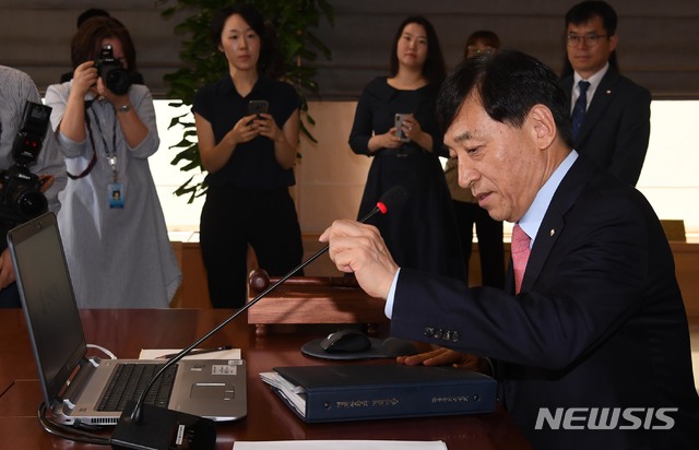 【서울=뉴시스】배훈식 기자 = 이주열 한국은행 총재가 30일 오전 서울 중구 한국은행에서 열린 금융통화위원회 회의를 주재하고 있다. 2019.08.30.  photo@newsis.com