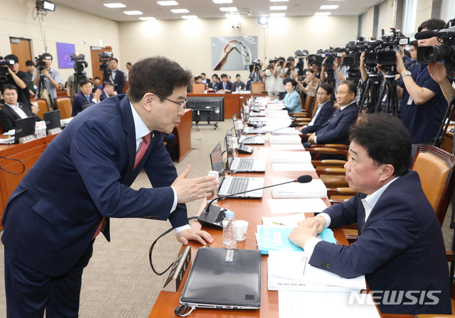 【서울=뉴시스】고승민 기자 = 30일 서울 여의도 국회에서 열린 과학기술정보방송통신위원회 전체회의 한상혁 방송통신위원장 후보자 인사청문회에서 민주당 김성수, 한국당 김성태 간사가 대화하고 있다. 2019.08.30. kkssmm99@newsis.com