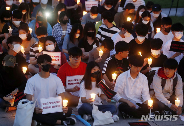 【서울=뉴시스】최동준 기자 = 고려대 학생들이 30일 서울 성북구 고려대학교 중앙광장에서 조국 법무부 장관 후보자 딸의 입학 비리 의혹에 대한 진상규명을 촉구하며 촛불을 들고 있다. 2019.08.30. photocdj@newsis.com