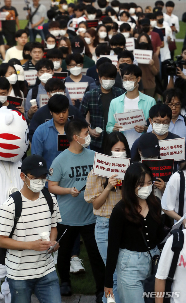 【서울=뉴시스】최동준 기자 = 고려대 학생들이 30일 서울 성북구 고려대학교에서 조국 법무부 장관 후보자 딸의 입학 비리 의혹에 대한 진상규명을 촉구하며 행진하고 있다. 2019.08.30. photocdj@newsis.com