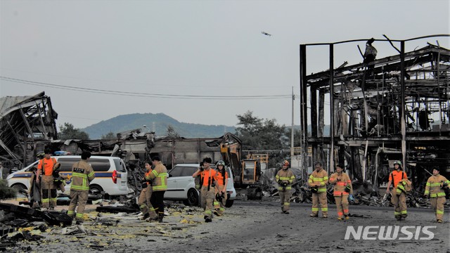 【충주=뉴시스】이병찬 기자 = 31일 충북 충주시 중원산업단지 내 접착제 공장 화재를 진압한 소방대원들이 현장에서 철수하고 있다. 이날 0시께 발화한 불은 정오께 꺼졌다.2019.08.31.bclee@newsis.com