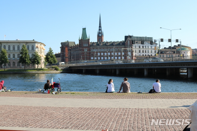 【스톡홀름=뉴시스】 박대로 기자= 지난달 28일 스웨덴 스톡홀름 시내 모습. 사람들이 강변에서 여유로운 시간을 보내고 있다. 2019.09.07. daero@newsis.com