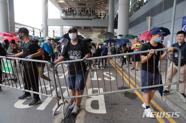  【홍콩=AP/뉴시스】1일 홍콩 국제공항 밖에서 '범죄인 인도 법안'(송환법) 개정 반대 시위대가 시위를 벌이고 있다. 시위대와 경찰이 전날 저녁 곳곳에서 충돌한 이후 시위는 계속되고 있다. 2019.09.01 