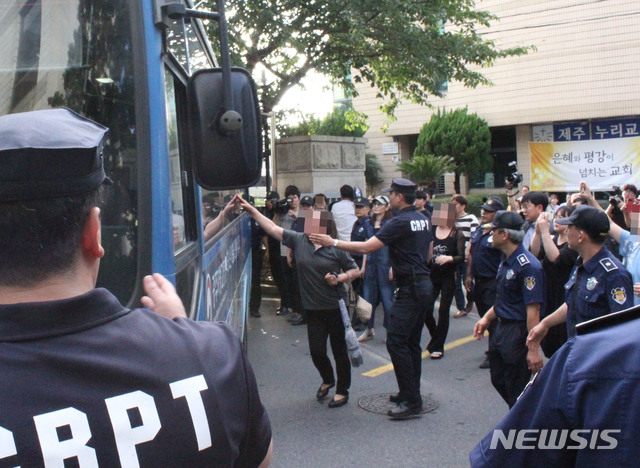 【제주=뉴시스】강경태 기자 = 2일 오후 제주지방검찰청 후문 주차장에서 ‘전 남편 살해사건’ 피고인 고유정(36·구속기소)이 탑승한 호송차를 향해 한 여성이 달려가고 있다. 2019.09.02. ktk2807@newsis.com