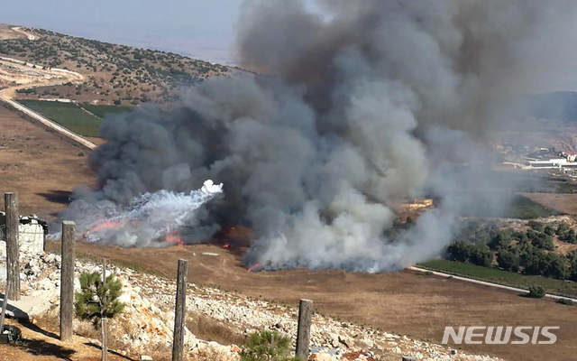 【마룬 알-라스=AP/뉴시스】1일(현지시간) 레바논 국경마을인 마룬 알-라스 인근에 이스라엘군이 발사한 것으로 추정되는 포탄이 떨어져 검은 연기가 나오고 있다. 레바논군은 이날 이스라엘이 레바논 남부에 40발의 포탄을 발사했다고 밝혔다. 2019.09.02