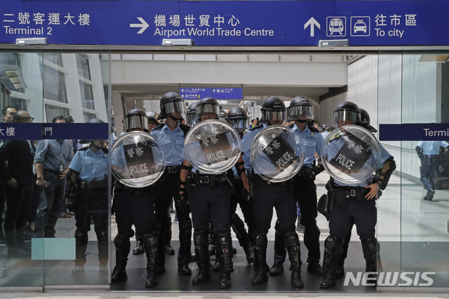 【홍콩=AP/뉴시스】지난 9월 1일(현지시간) 홍콩 경찰이 홍콩 국제공항 입구를 지키고 서 있다. 