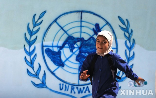 【암만( 요르낟)=AP/뉴시스】 요르단 암만에 설치된 유엔의 팔레스타인 난민 학교에 등교하는 어린이.  유엔은 앞으로 세계 각지의 유엔산하기관 직원과 평화유지군에 대한 성고발 사건을 매달 정기적으로 발표하겠다고 밝혔다.   