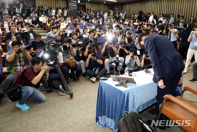 【서울=뉴시스】고승민 기자 = 조국 법무부 장관 후보자가 2일 오후 서울 여의도 국회에서 기자간담회를 하고 있다. 2019.09.02.  photo@newsis.com