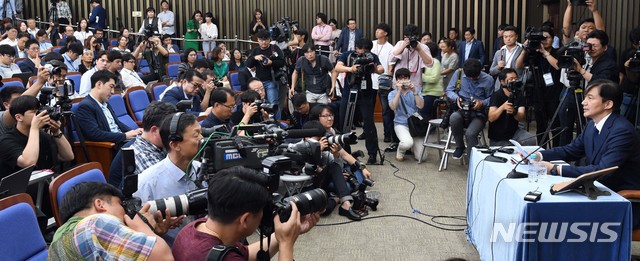 【서울=뉴시스】고승민 기자 = 조국 법무부 장관 후보자가 2일 오후 서울 여의도 국회에서 기자간담회를 하고 있다. 2019.09.02.  photo@newsis.com