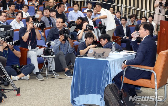 【서울=뉴시스】고승민 기자 = 조국 법무부장관 후보자가 2일 오후 국회에서 열린 기자회견에서 물을 마시며 취재진의 질문을 듣고 있다. 2019.09.02. photo@newsis.com