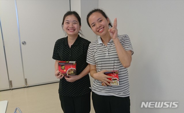 【요코하마=뉴시스】베트남 대학교에서 간호 관련 학과를 졸업하고 일본어 연수 뒤 올해 8월부터 일본 요코하마(横浜)시 '카와이노이에(かわいの家)'에서 개호업무를 맡고 있는 로(왼쪽)와 응우옌이 사진촬영에 응하고 있다. 2019.09.07. limj@newsis.com