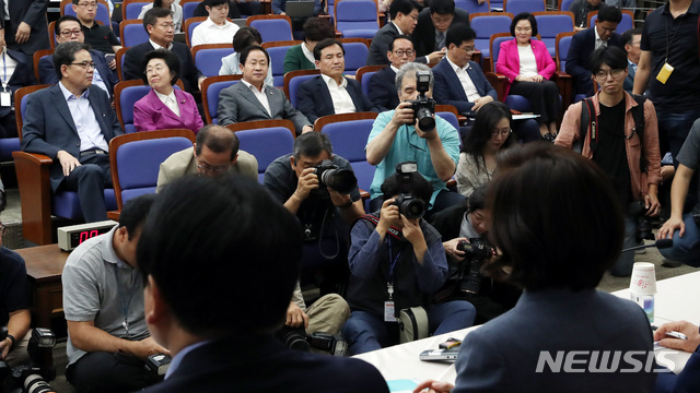 【서울=뉴시스】 박영태 기자 = 3일 오후 서울 여의도 국회에서 열릴 자유한국당 '조국 후보자의 거짓과 선동' 대국민 고발 언론간담회에서 나경원 원내대표의 발언을 자유한국당 의원들이 듣고 있다. 2019.09.03. since1999@newsis.com