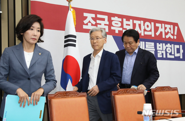 【서울=뉴시스】고승민 기자 = 3일 서울 여의도 국회에서 열린 자유한국당 '조국 후보자의 거짓과 선동' 대국민 고발 언론간담회에서 나경원 원내대표와 여상규, 정양석 의원이 모두발언을 마친 후 퇴장하고 있다. 2019.09.03. kkssmm99@newsis.com