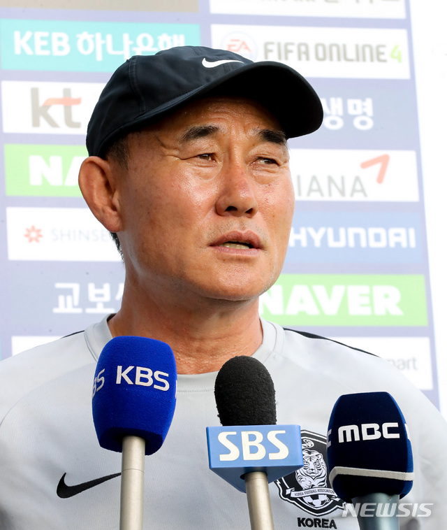 【서귀포=뉴시스】우장호 기자 = 2020년 도쿄올림픽 본선 진출에 도전하는 한국 U-22 축구 대표팀이 시리아와의 평가전을 앞두고 3일 오후 제주 서귀포시 시민축구장에서 훈련에 돌입했다. 김학범 감독이 훈련 전 취재진의 질문에 답변하고 있다. 2019.09.03. woo1223@newsis.com